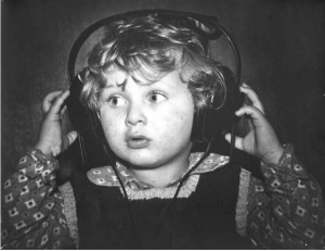 אלי שומע מוזיקה