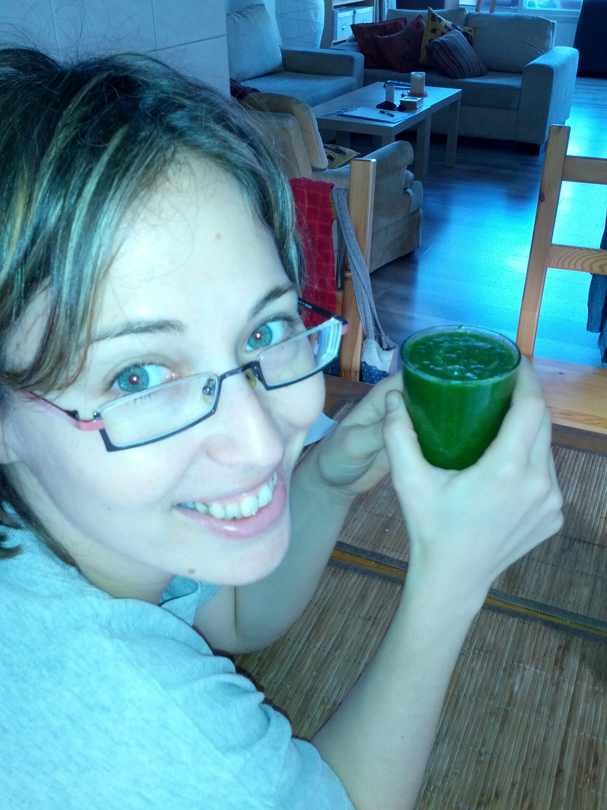 יעל שותה שייק ירוק